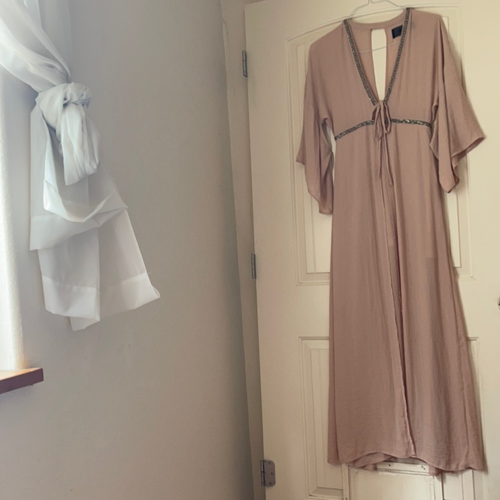 Size 6 like new super cute H&M dress,with v back